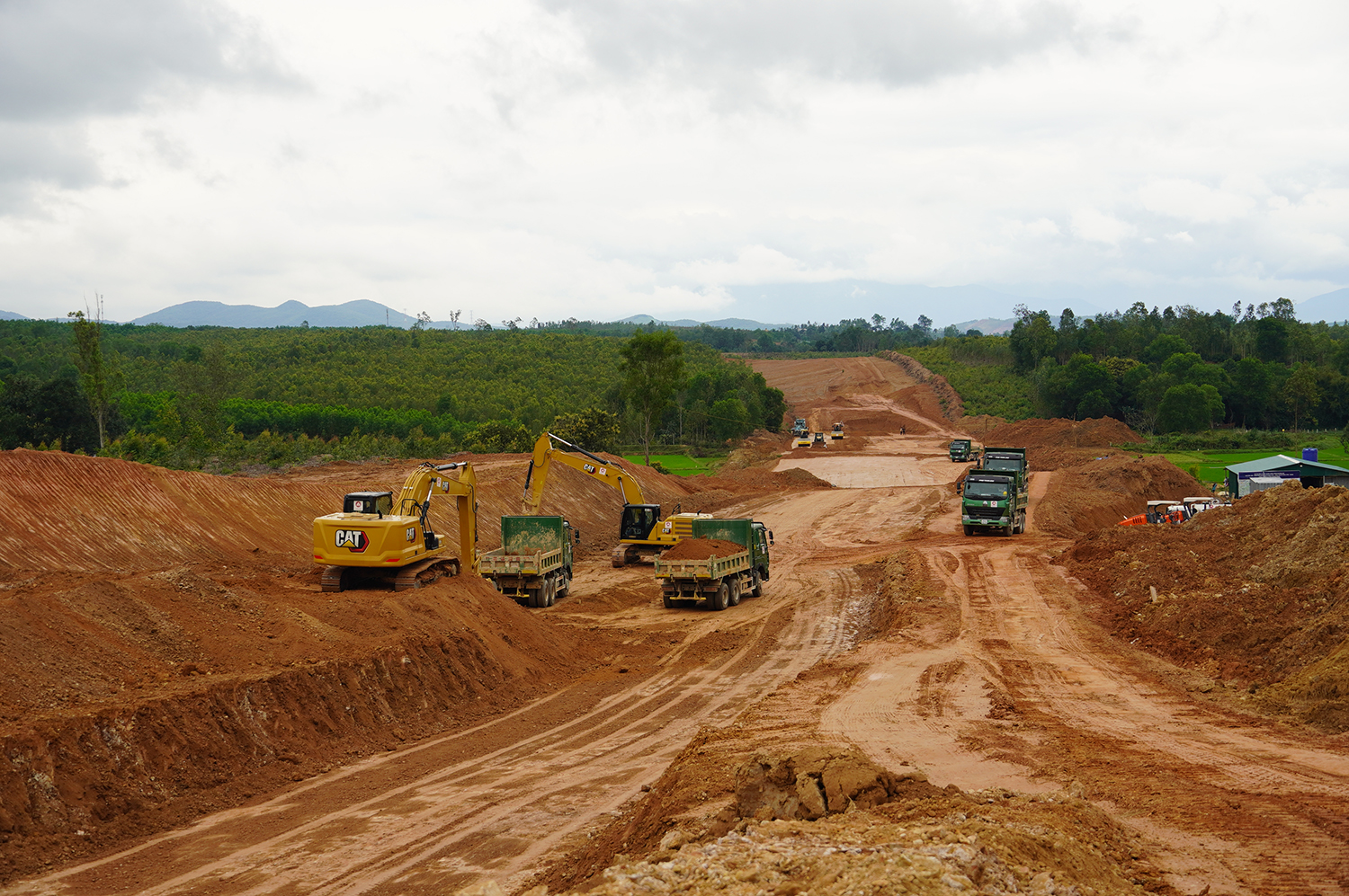 Nhà thầu triển khai thi công tuyến chính, gói thầu XL-02, dự án thành phần Vũng Áng-Bùng, đoạn qua xã Quảng Phương (Quảng Trạch).