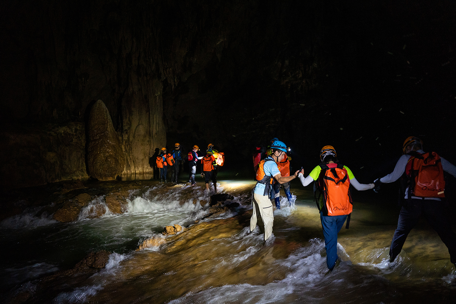 Các tour khám phá Tú Làn luôn có sự tham gia của lao động địa phương.