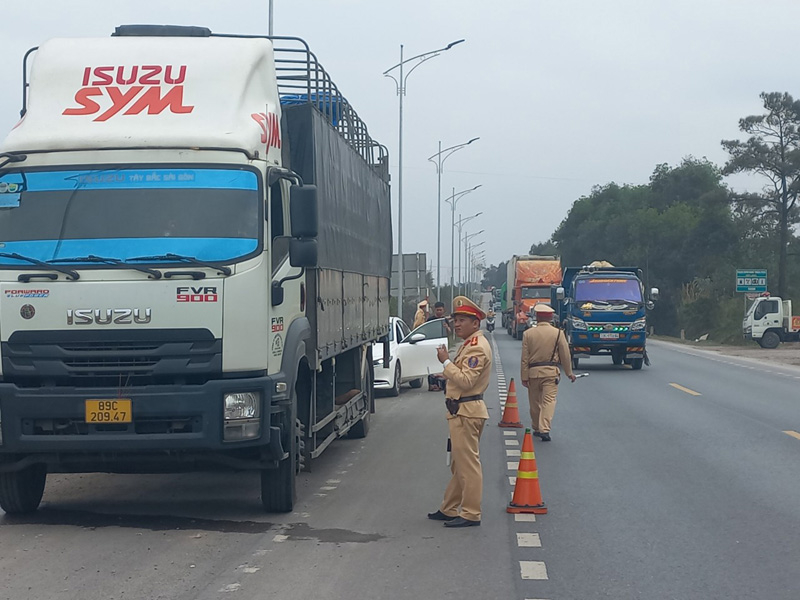 chấn chỉnh việc chấp hành các quy định của pháp luật về giao thông.