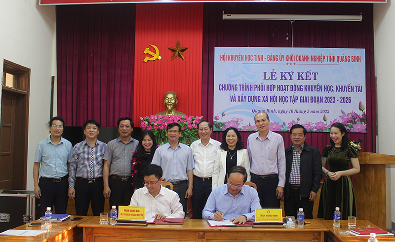 Đại diện lãnh đạo Hội Khuyến học tỉnh và Đảng ủy Khối Doanh nghiệp tỉnh ký kết thực hiện đẩy mạnh công tác KH, KT, XD XHHT giai đoạn 2023-2026.
