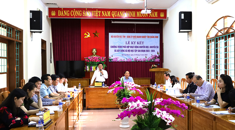 Quang cảnh buổi lễ ký kết.