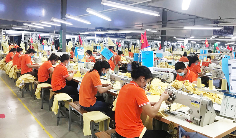 Nhờ tiếp cận được nguồn vốn vay, nhiều DN hoạt động trong lĩnh vực sản xuất, may mặc đã có sự phục hồi, tăng trưởng.