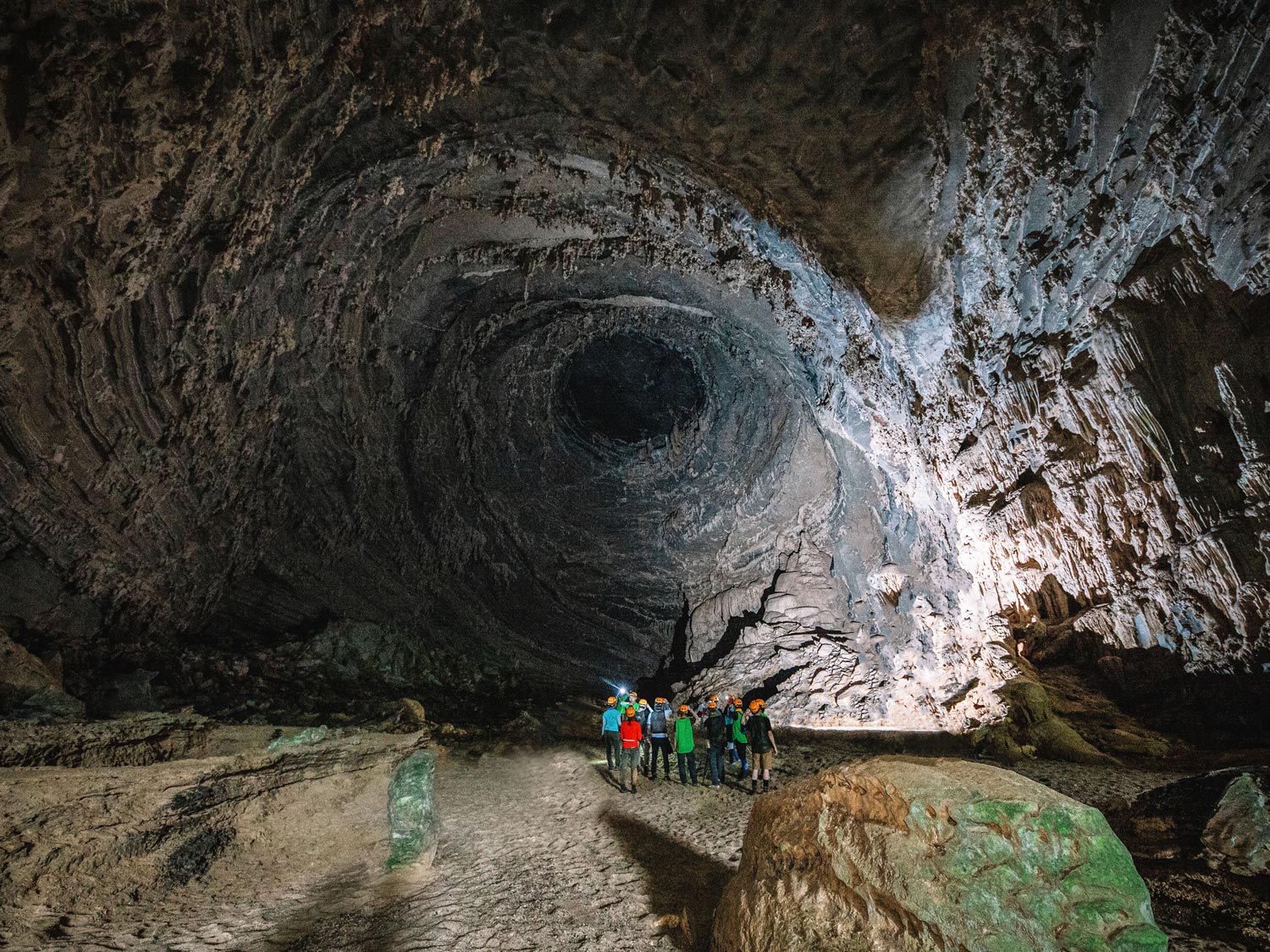 Khám phá hang Tiên. Ảnh: Oxalis Adventure