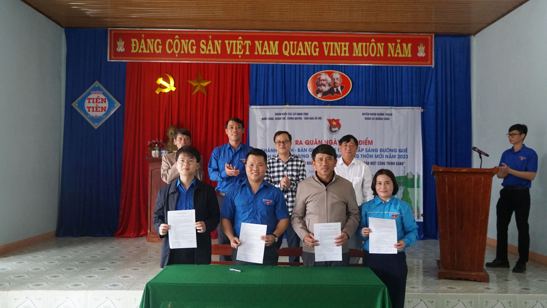 Ký biên bản bàn giao công trình cho bên hưởng lợi.