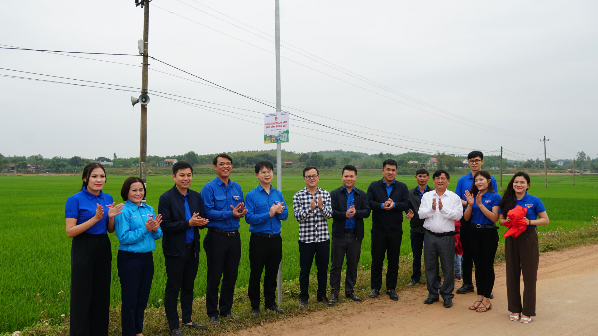 Các đại biểu cắt băng khánh thành công trình.
