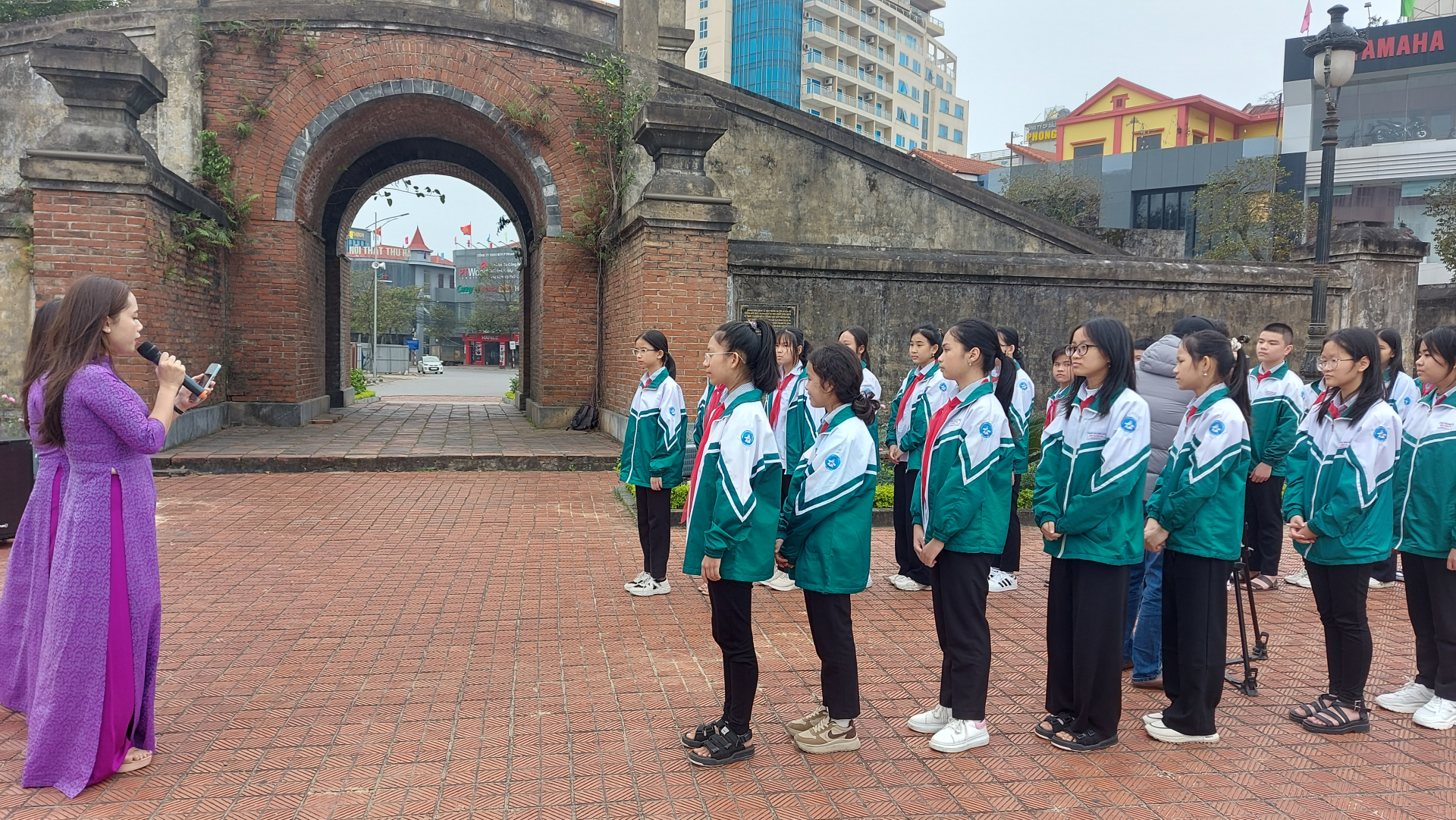HS Trường THCS Đồng Phú chăm chú nghe cô giáo giới thiệu về di tích Quảng Bình quan.