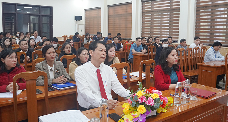 Các đại biểu tham dự lễ khai giảng lớp học.