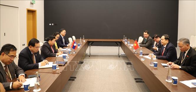 Phó Chủ tịch Thường trực Quốc hội Trần Thanh Mẫn tiếp Phó Chủ tịch Quốc hội Lào Sounthone Xayachak bên lề Đại hội đồng IPU-146 tại Bahrain. 