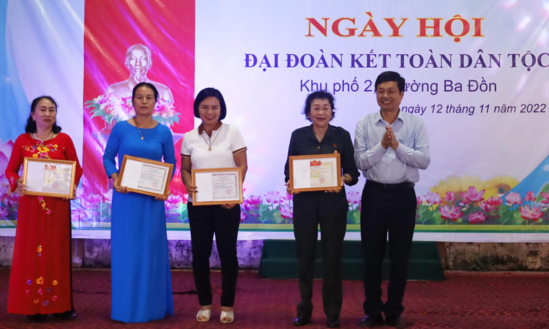  Đại diện lãnh đạo TX. Ba Đồn trao giấy khen và biểu dương các gia đình văn hóa tiêu biểu ở KP2, phường Ba Đồn.