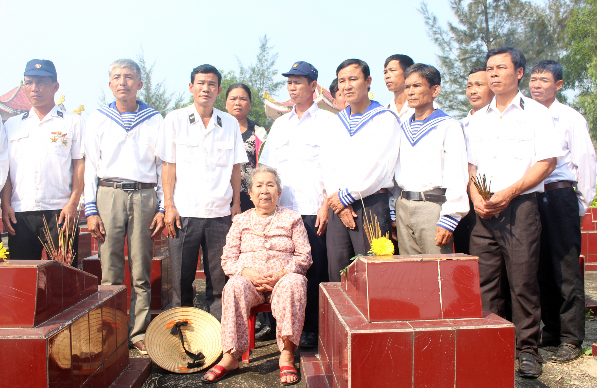 CCB Gạc Ma và bà Hồ Thị Đức (mẹ Anh hùng, liệt sỹ Trần Văn Phương) trong một lễ tri ân các anh hùng liệt sỹ Gạc Ma tổ chức vào ngày 14/3 hàng năm tại Nghĩa trang liệt sỹ phường Quảng Phúc (TX.Ba Đồn).
