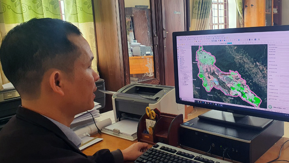 Cán bộ Phòng Quản lý, bảo vệ rừng và bảo tồn thiên nhiên theo dõi các phần mềm quản lý diễn biến rừng và cảnh báo cháy rừng.
