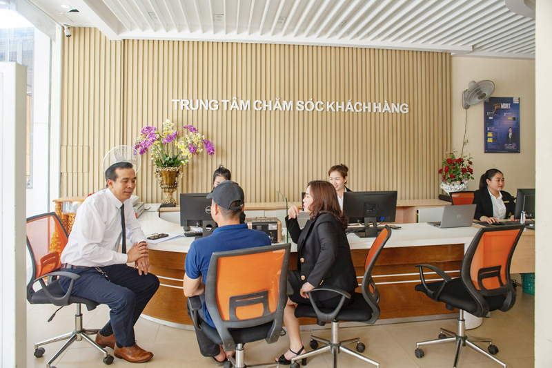 VP. Tổng Đại lý Prudential tại Quảng Bình thăm hỏi và hỗ trợ gia đình chị Tâm hoàn tất thủ tục nhận quyền lợi