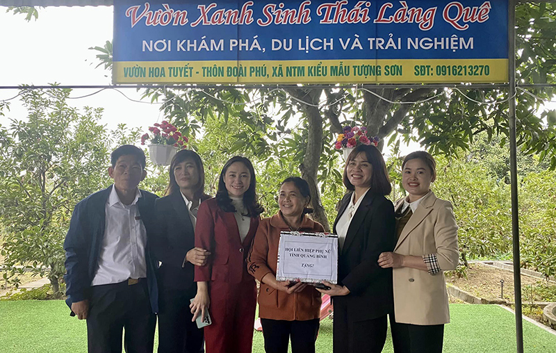 ... thăm, tặng quà các mô hình tiêu biểu trong xây dựng NTM