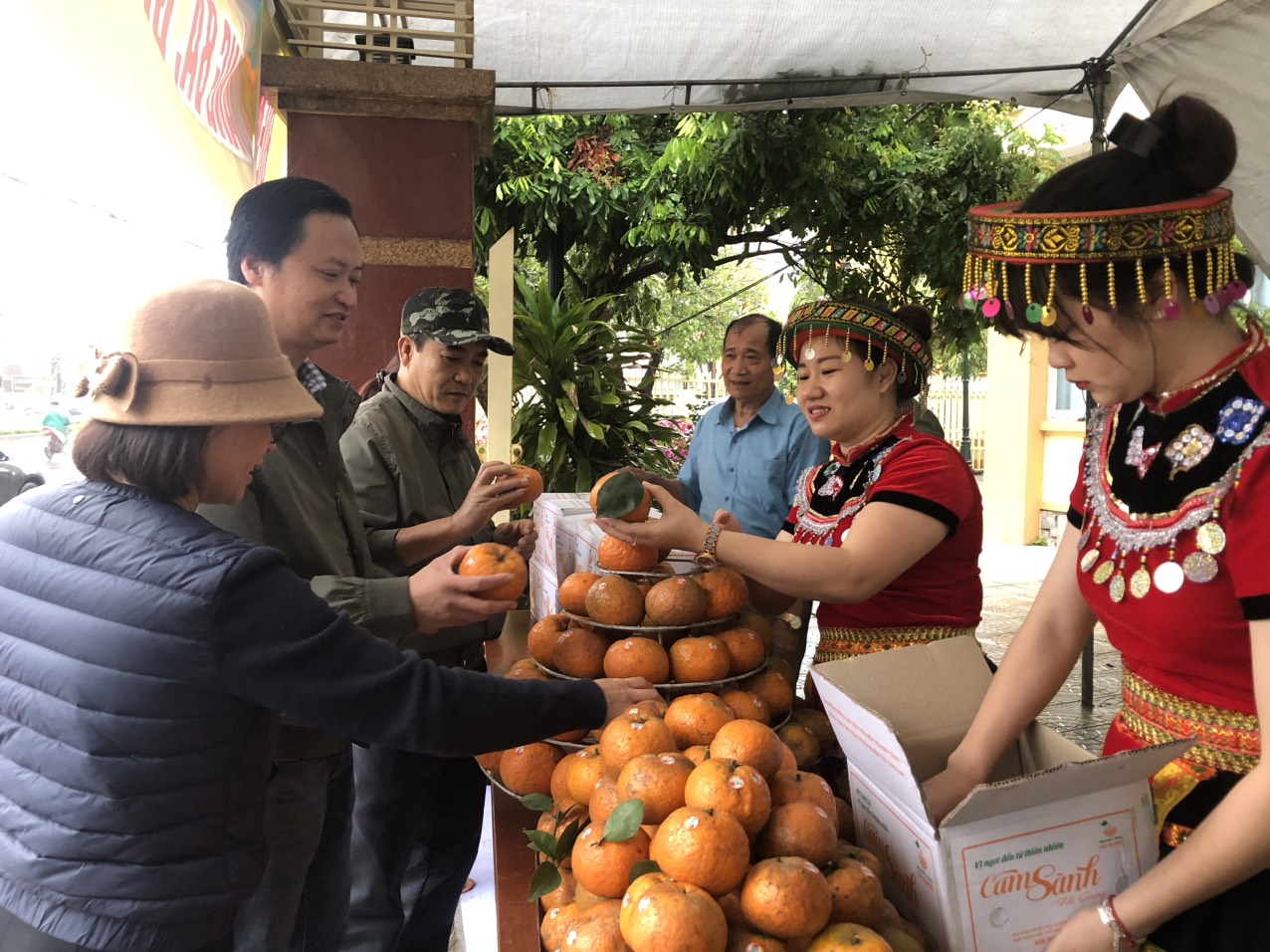 HND 2 tỉnh Quảng Bình và Hà Giang tổ chức các điểm hỗ trợ quảng bá, tiêu thụ cam sành Hà Giang tại Quảng Bình.