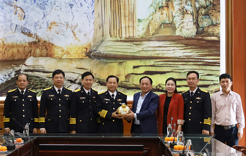 Đoàn công tác tặng quà lưu niệm cho đồng chí Phó Bí thư Thường trực Tỉnh ủy Trần Hải Châu.