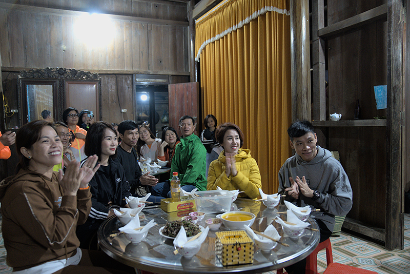 Dịch vụ ăn tối tại nhà dân giúp các gia đình có thêm nguồn thu nhập ổn định, giải quyết việc làm cho nhiều lao động nông nhàn.