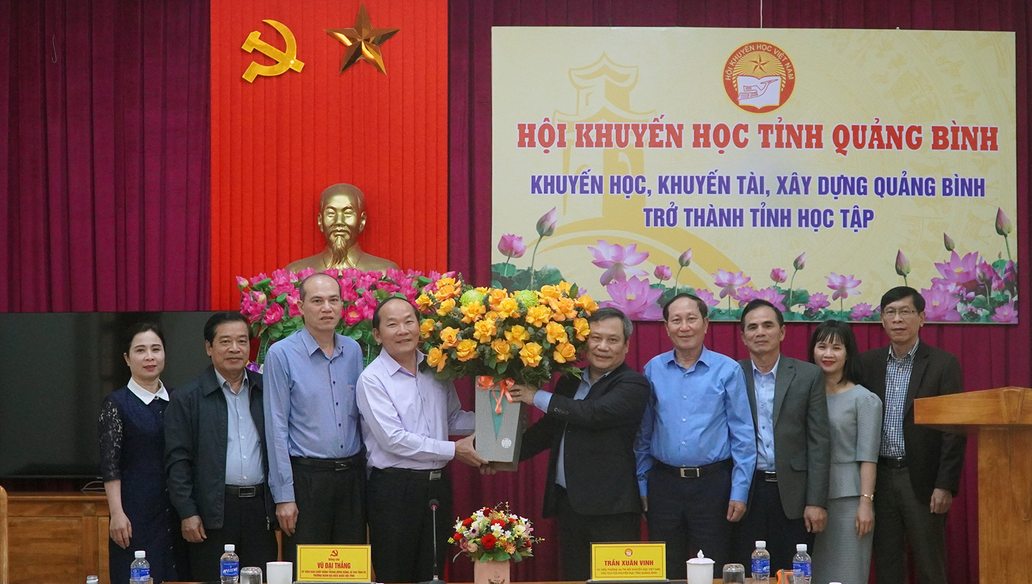 Đồng chí Bí thư Tỉnh ủy Vũ Đại Thắng tặng hoa chúc mừng Hội Khuyến học tỉnh