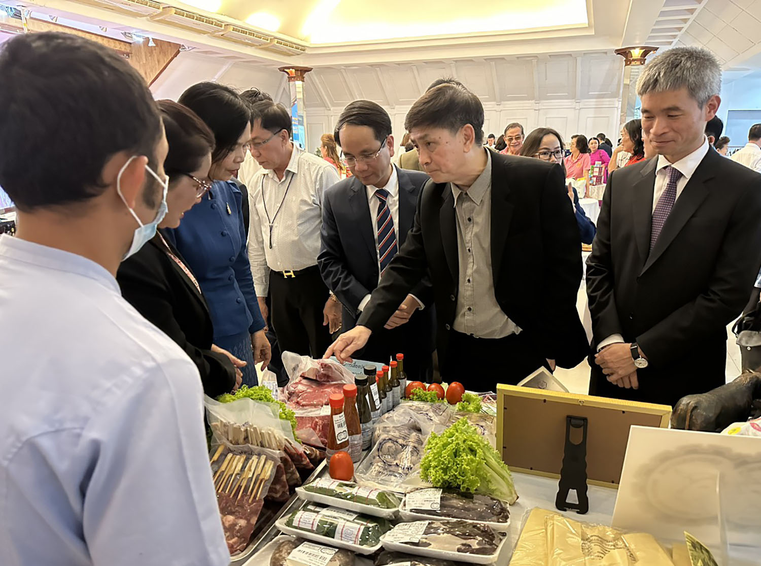 Các đại biểu tham quan gian hàng