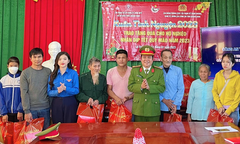 Chi đoàn cơ sở Công ty TNHH MTV Xổ số kiến thiết Quảng Bình phối hợp với Chi đoàn Phòng CSĐT tội phạm về tham nhũng, kinh tế, buôn lậu, Công an tỉnh trao quà Tết cho các hộ nghèo năm 2023.