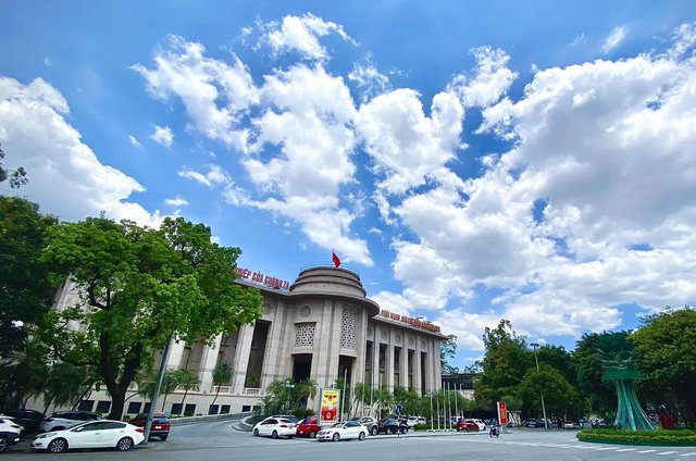 Việc NHNN hạ một số loại lãi suất điều hành là một cơ sở để các tổ chức tín dụng tiếp tục hạ lãi suất huy động, từ đó, tạo điều kiện tiếp tục hạ lãi suất cho vay, hỗ trợ người dân và DN
