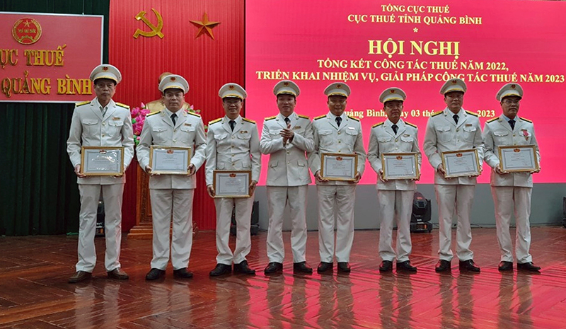 Cục trưởng Cục Thuế tỉnh Đoàn Vĩ Tuyến trao giấy khen của Bộ Tài chính cho các tập thể có thành tích xuất sắc trong năm 2022.