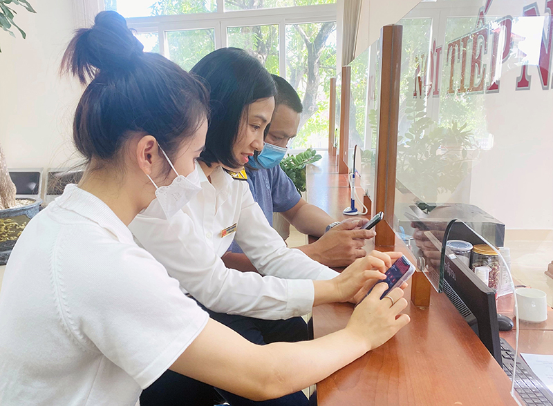 Cán bộ ngành Thuế tỉnh hỗ trợ doanh nghiệp, hộ cá nhân kinh doanh đăng ký sử dụng các ứng dụng nộp thuế điện tử.