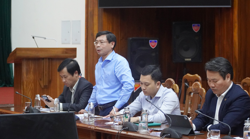 Đại diện lãnh đạo Sở TT-TT trao đổi về việc sẽ triển khai thí điểm 5G trên địa bàn tỉnh.