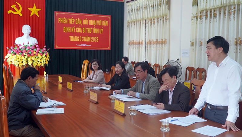 Đại diện lãnh đạo Ban Nội chính Tỉnh ủy giải thích, trả lời, hướng dẫn cho các công dân