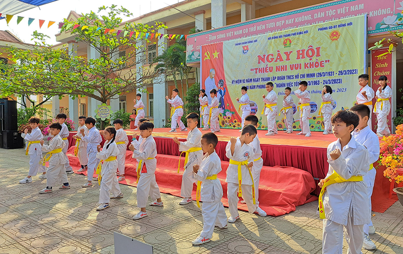Các đội viên, nhi đồng cùng tham gia các trò chơi dân gian.