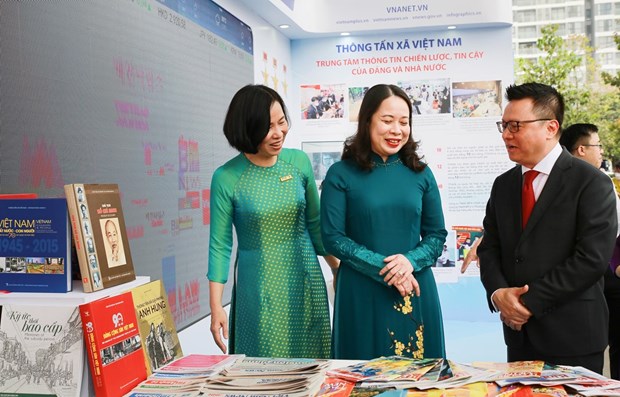 Phó Chủ tịch nước Võ Thị Ánh Xuân thăm gian trưng bày các ấn phẩm báo chí của Thông tấn xã Việt Nam tại Hội báo toàn quốc năm 2022. (Nguồn: TTXVN)