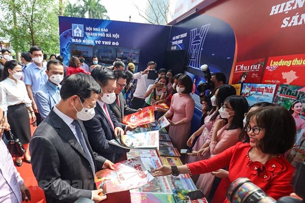 Các đại biểu thăm gian trưng bày các ấn phẩm báo chí tại Hội báo toàn quốc năm 2022. (Nguồn: TTXVN)