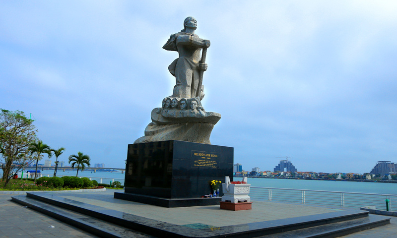 Tượng đài Mẹ Suốt.