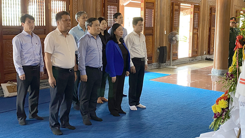 Đồng chí Trưởng ban Dân vận Trung ương Bùi Thị Minh Hoài và các đồng chí lãnh đạo tỉnh tưởng nhớ Chủ tịch Hồ Chí Minh và các Anh hùng liệt sỹ