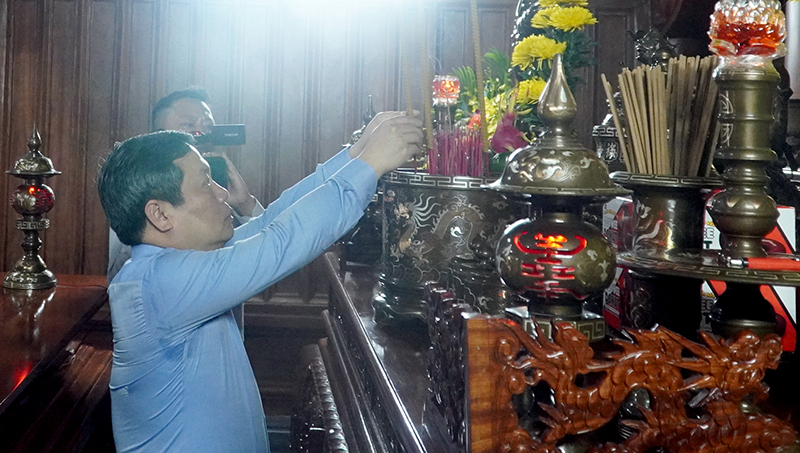 Đồng chí Bí thư Tỉnh ủy Vũ Đại Thắng dâng hương