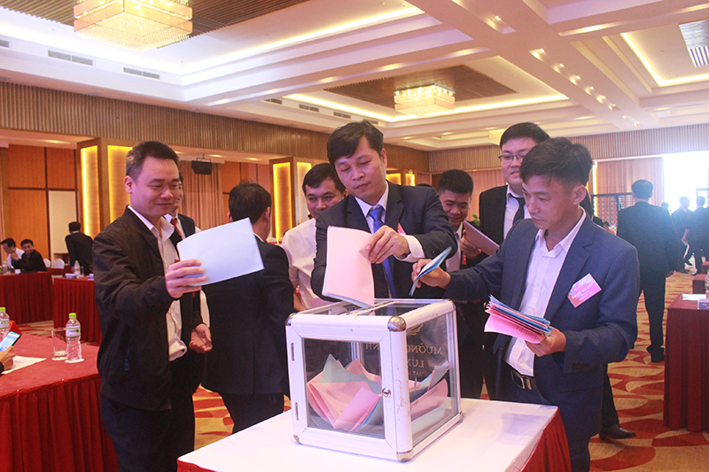 Các đại biểu bỏ phiếu bầu Ban Chấp hành Công đoàn PC Quảng Bình nhiệm kỳ 2023-2028