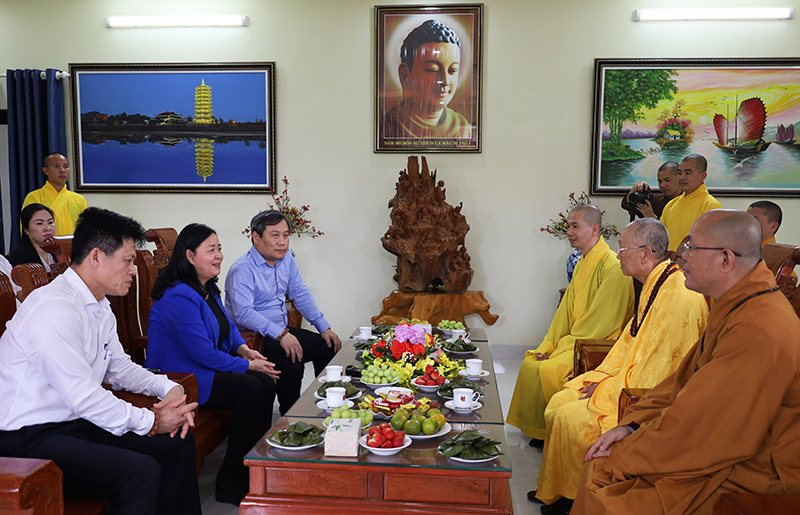 -	Đồng chí Trưởng ban Dân vận Trung ương Bùi Thị Minh Hoài gửi lời chúc sức khỏe, an lạc đến các vị hòa thượng, thượng tọa, đại đức, tăng ni, phật tử trên địa bàn tỉnh.