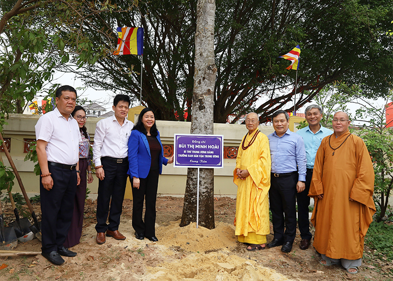 Đồng chí Trưởng ban Dân vận Trung ương Bùi Thị Minh Hoài và các đồng chí lãnh đạo tỉnh bên cây lưu niệm tại chùa Đại Giác.