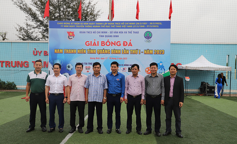 Đồng chí Đoàn Ngọc Lâm chụp ảnh lưu niệm với Ban tổ chức giải và đại diện nhà tài trợ