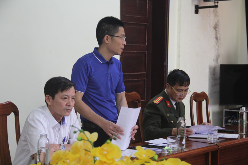 Các đại biểu thảo luận tại cuộc họp.