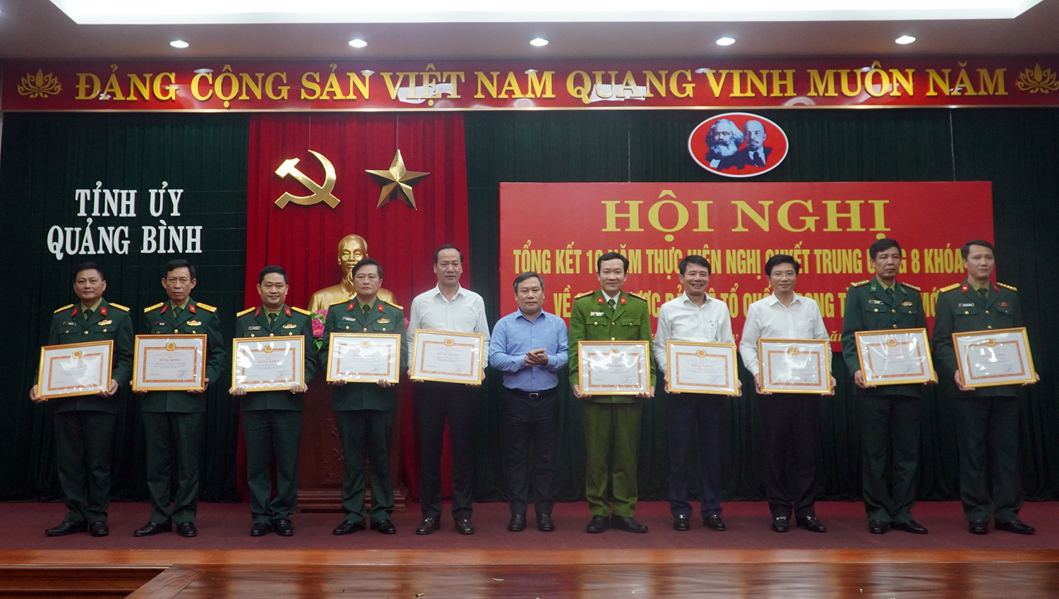 Đồng chí Bí thư Tỉnh ủy Vũ Đại Thắng trao Bằng khen của Ban Thường vụ Tỉnh ủy cho các tập thể.