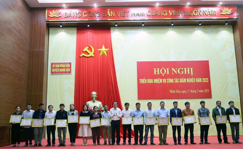 Các cá nhân có nhiều thành tích xuất sắc trong công tác giảm nghèo năm 2022 được khen thưởng.