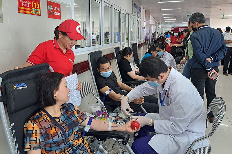 Chủ tịch Hội Chữ thập đỏ TP. Đồng Hới Trần Thị Sáu động viên các tình nguyện viên.