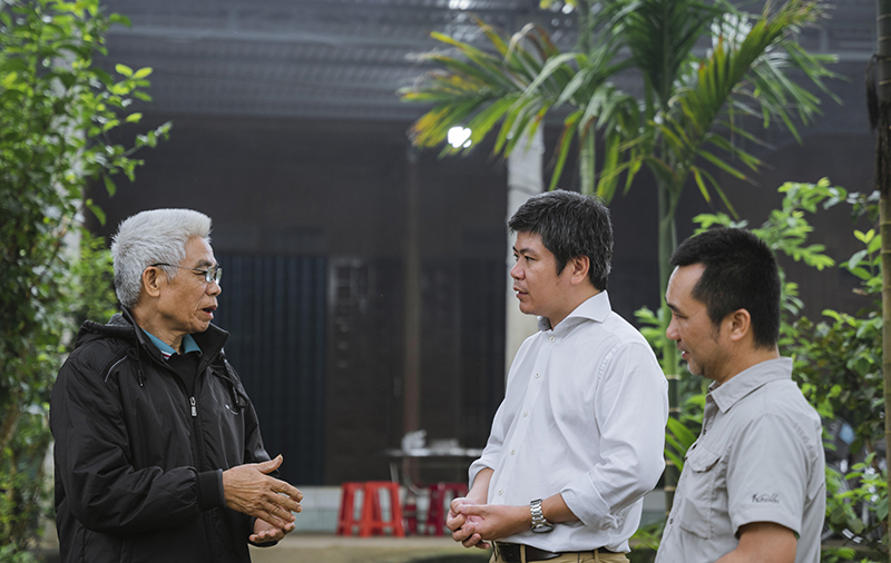 Tiến sỹ Nguyễn Ngọc Huy chuyện trò cùng người dân xã Tân Hóa (huyện Minh Hóa).