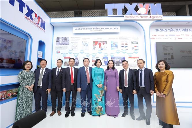 Đồng chí Nguyễn Trọng Nghĩa, Bí thư Trung ương Đảng, Trưởng ban Tuyên giáo Trung ương; Phó Chủ tịch nước Võ Thị Ánh Xuân và các đại biểu tham quan gian hàng của TTXVN. Ảnh: Minh Quyết/TTXVN