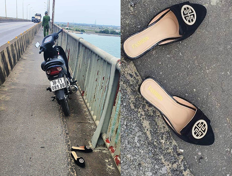 Chiếc xe máy dựng trên cầu, bên cạnh là đôi dép của người phụ nữ nhảy cầu tự tử chiều 16/3.