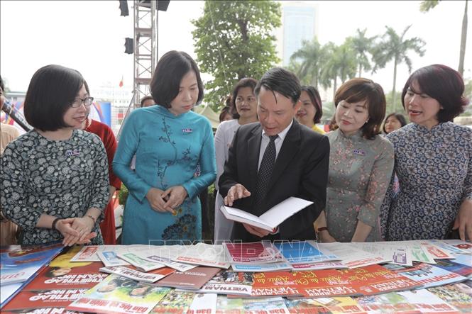 Phó Chủ tịch Hội Nhà báo Việt Nam Nguyễn Đức Lợi tham quan gian trưng bày của TTXVN tại Hội báo. Ảnh: Minh Quyết/TTXVN