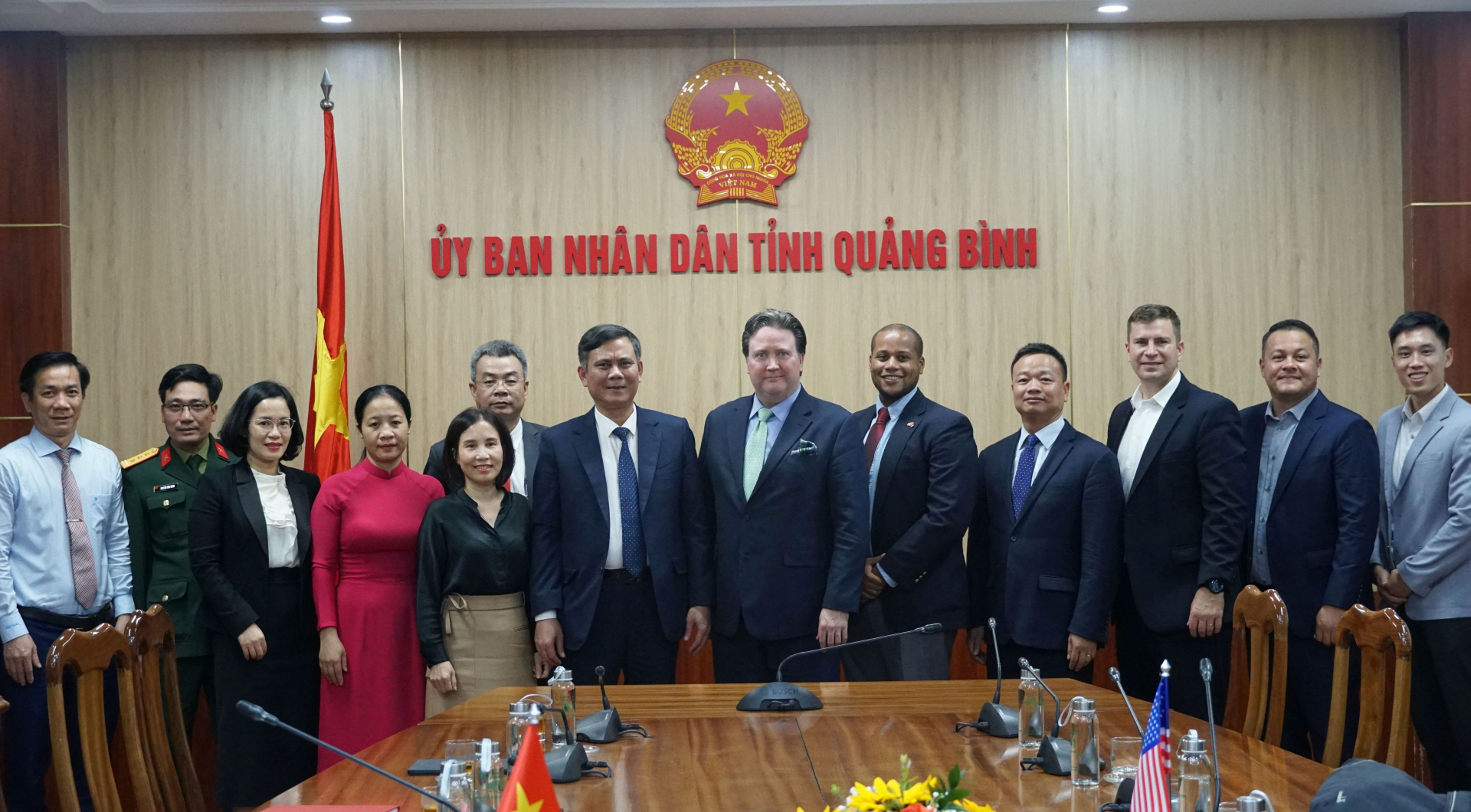 Đoàn công tác của Đại sứ quán Hoa Kỳ tại Việt Nam chụp ảnh lưu niệm với đồng chí Chủ tịch UBND tỉnh Trần Thắng và các đại biểu.
