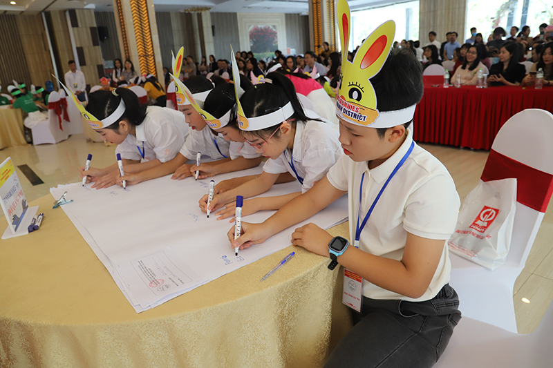 Thí sinh thể hiện phần thi vẽ tranh