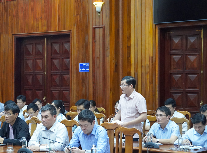 Đại diện lãnh đạo UBND TP. Đồng Hới tham gia ý kiến tại hội nghị.