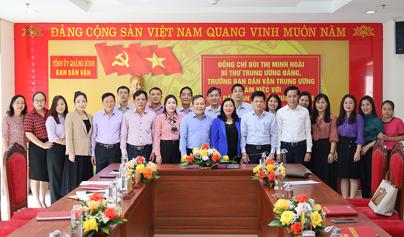 -	Đồng chí Trưởng ban Dân vận Trung ương Bùi Thị Minh Hoài và đồng chí Bí thư Tỉnh ủy Vũ Đại Thắng chụp ảnh lưu niệm với cán bộ, công chức Ban Dân vận Tỉnh ủy.